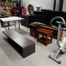 Winkelvloer met diverse meubels: tafels, kasten, bankje en hometrainer