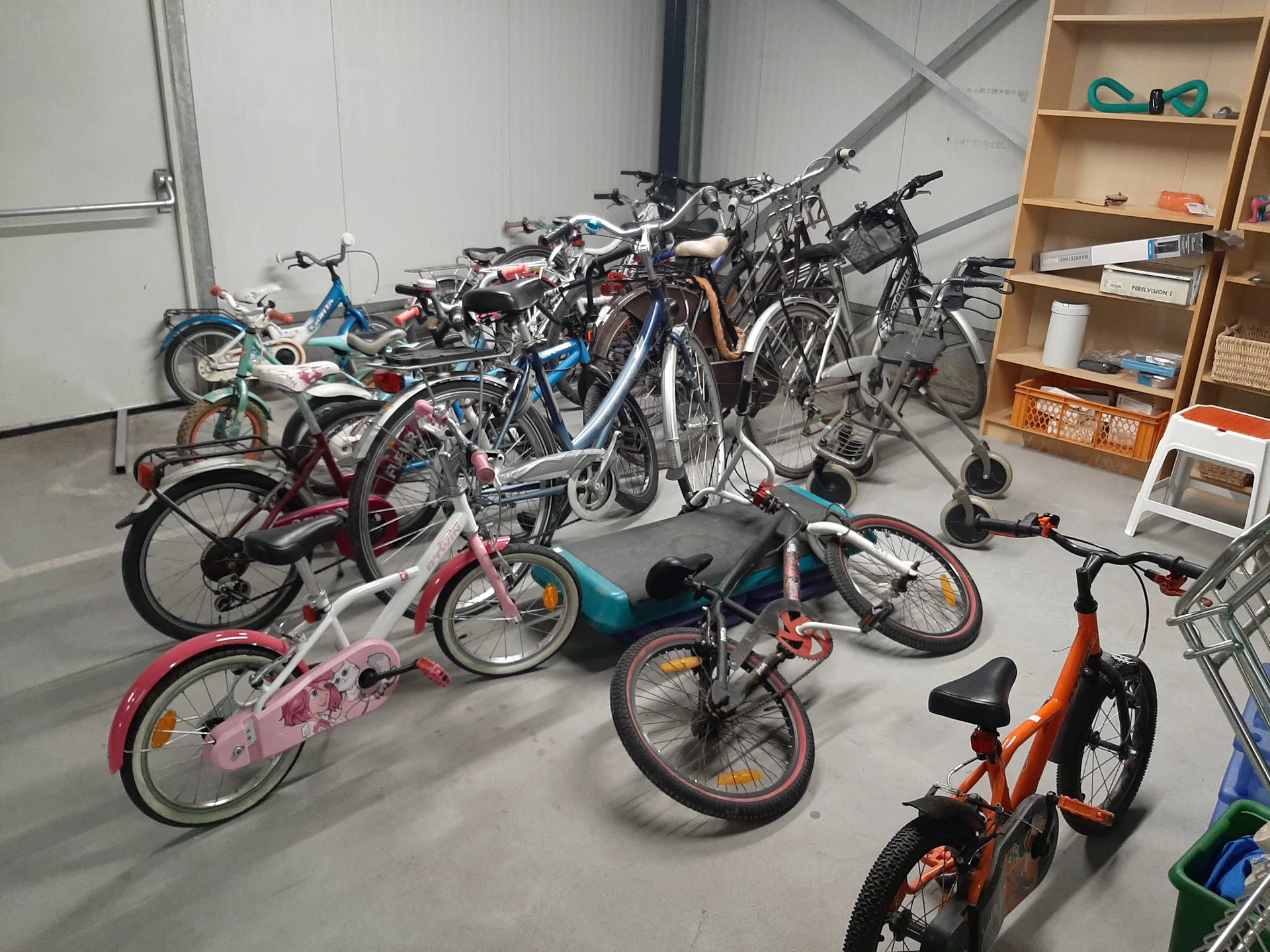 Diverse tweedehands fietsen en kinderfietsjes uitgestald in de winkel