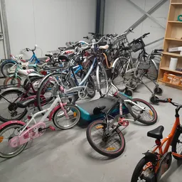Diverse tweedehands fietsen en kinderfietsjes uitgestald in de winkel