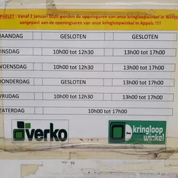 Openingstijdentabel voor een kringloopwinkel met logo's van Verko en kringloopwinkel