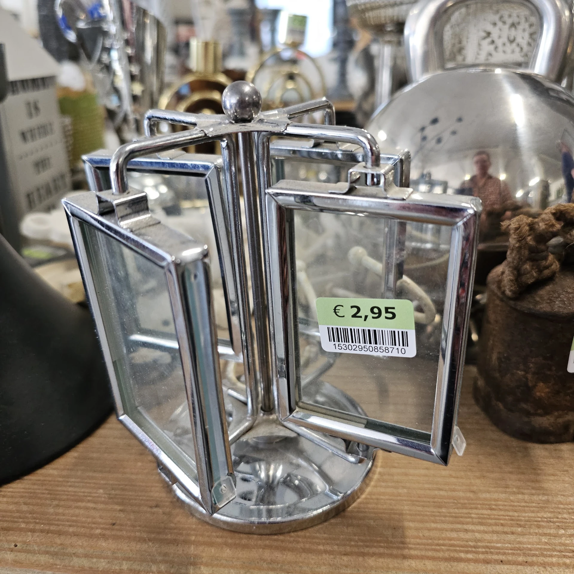 Glazen kandelaar met chroom frame en prijskaartje van €2,95