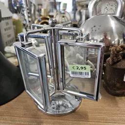 Glazen kandelaar met chroom frame en prijskaartje van €2,95