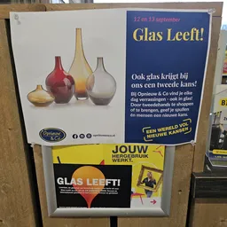 Posters met promotieboodschappen over glazen kannen voor een kringloopwinkel