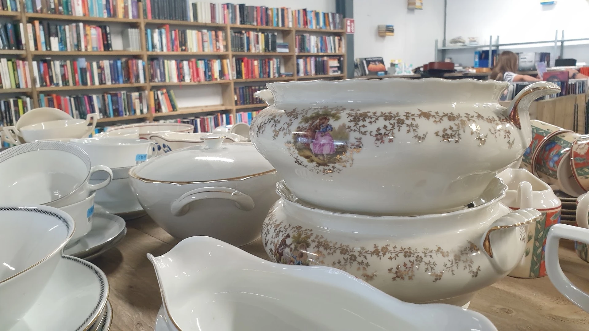 Tafelservies en schalen met bloemenpatroon uitgestald op tafel in de winkel