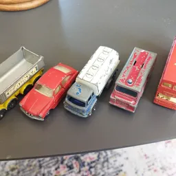 Verzameling speelgoedauto's uitgestald op een grijze tafel