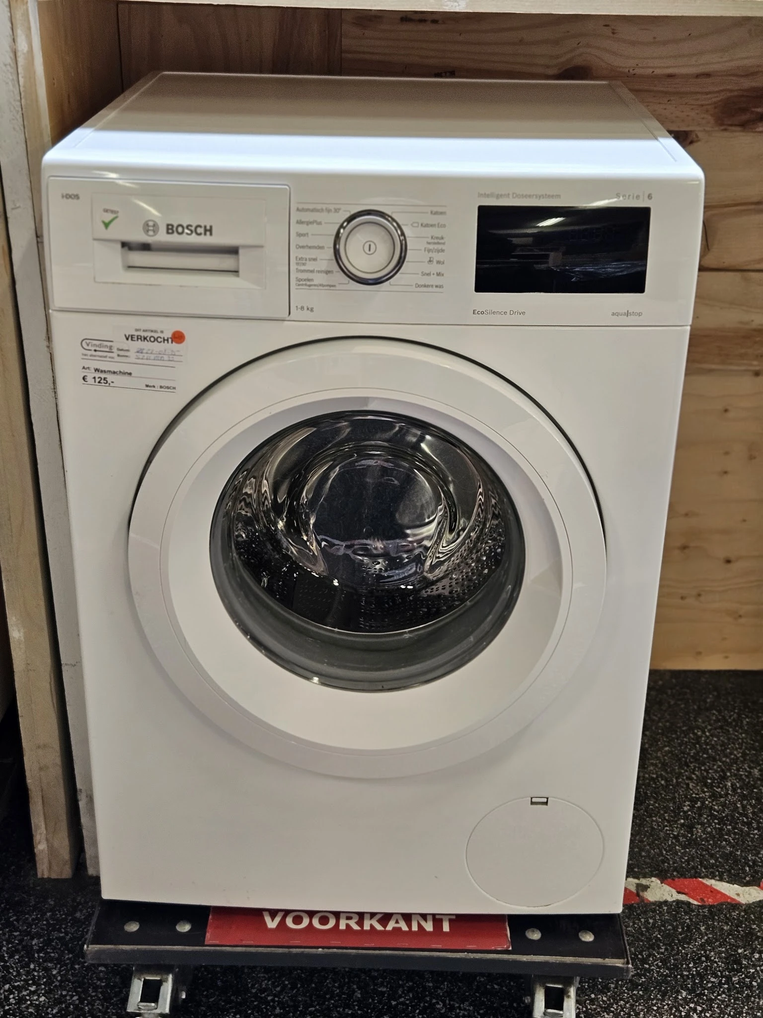 Witte Bosch wasmachine met zwarte trommel, vooraanzicht