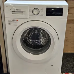 Witte Bosch wasmachine met zwarte trommel, vooraanzicht