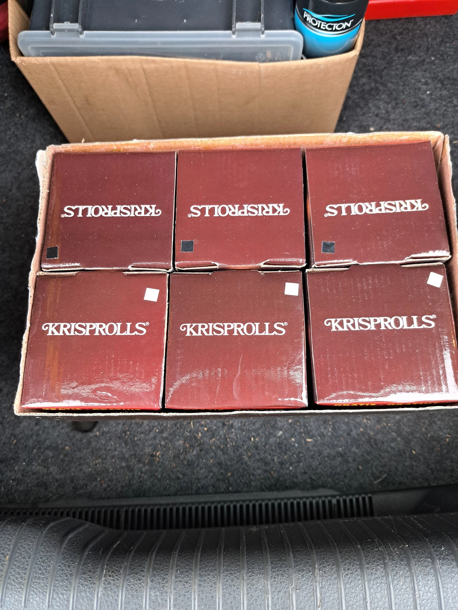 Zes verpakte dozen Krispolls in rood karton in een doos