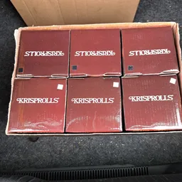 Zes verpakte dozen Krispolls in rood karton in een doos