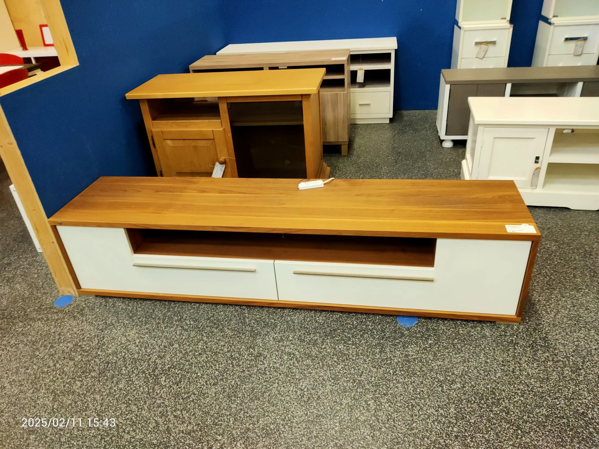 Houten tv-meubel met witte laden en open vakken, ongeveer 150cm breed