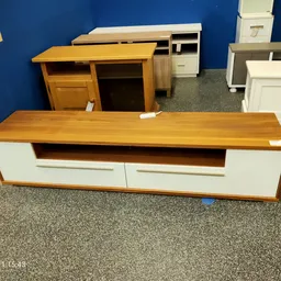 Houten tv-meubel met witte laden en open vakken, ongeveer 150cm breed