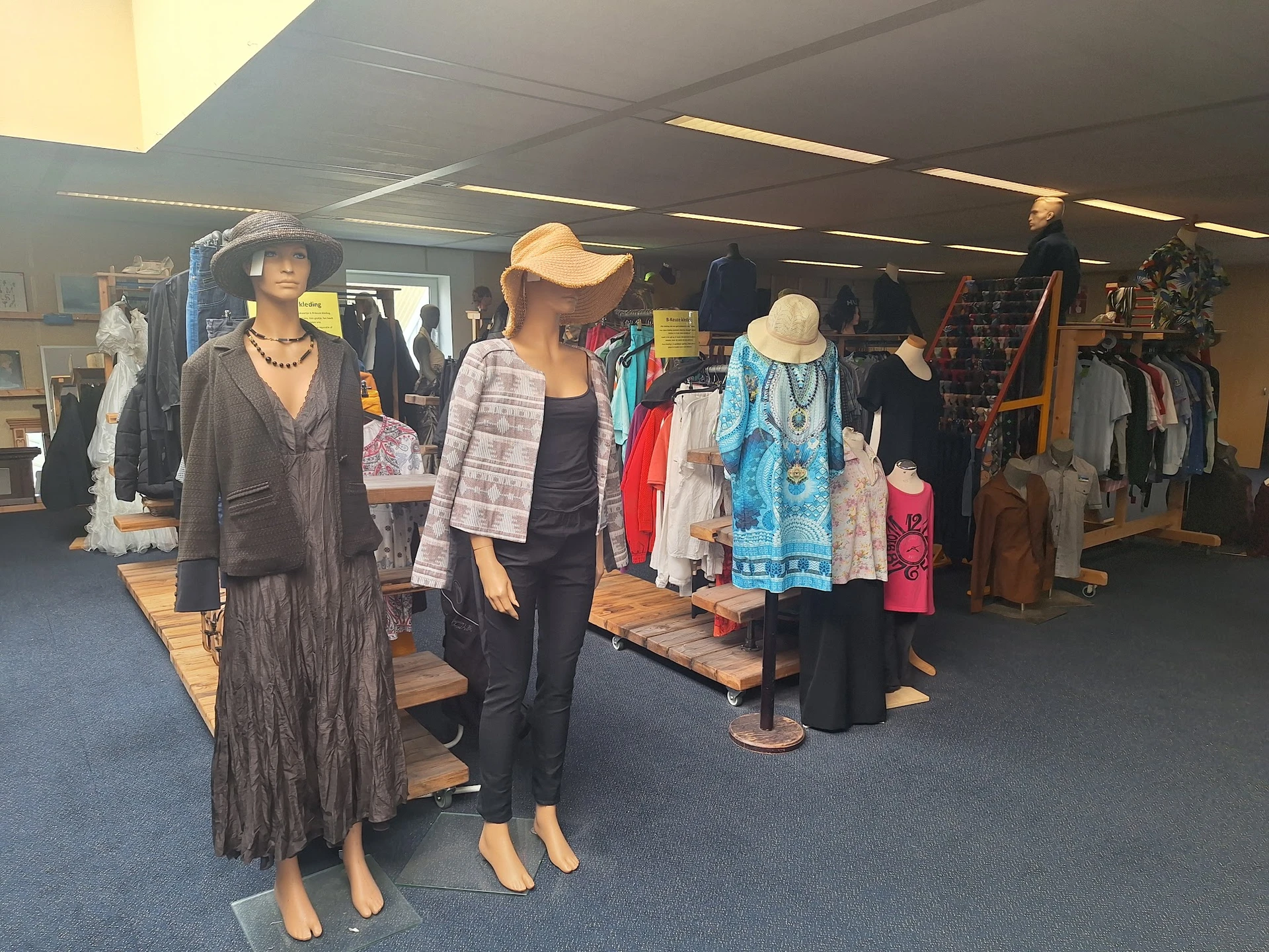 Etalagepoppen met uitgestalde dameskleding in verschillende stijlen en kleuren in de winkel