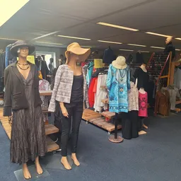 Etalagepoppen met uitgestalde dameskleding in verschillende stijlen en kleuren in de winkel