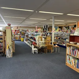 Winkelvloer van kringloopwinkel met stellingen, boeken, meubels en diverse tweedehandsartikelen