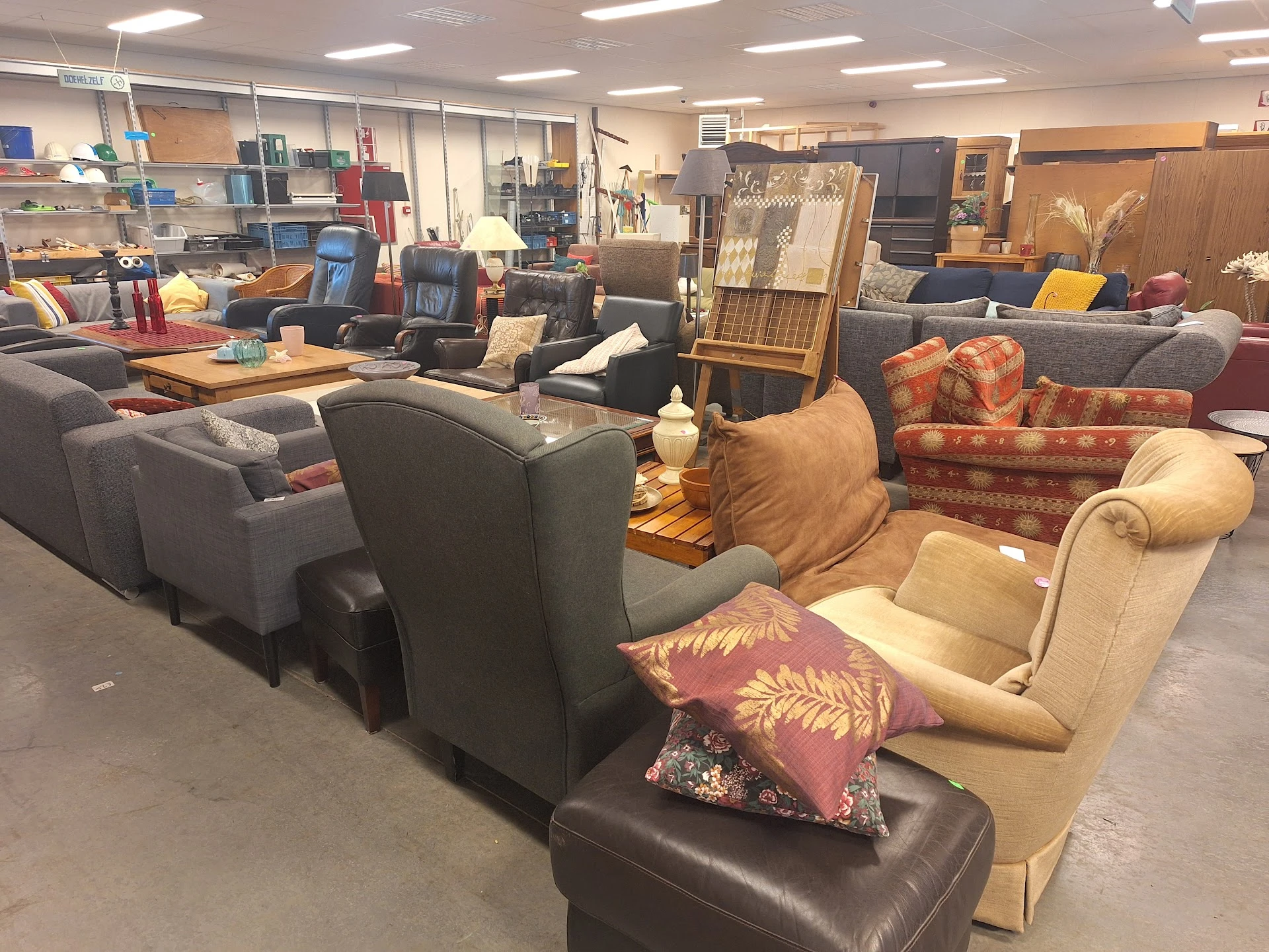 Kringloopwinkel Vollenhove in Vollenhove met tweedehands elektronica, kleding en rolstoeltoegankelijke ingangen