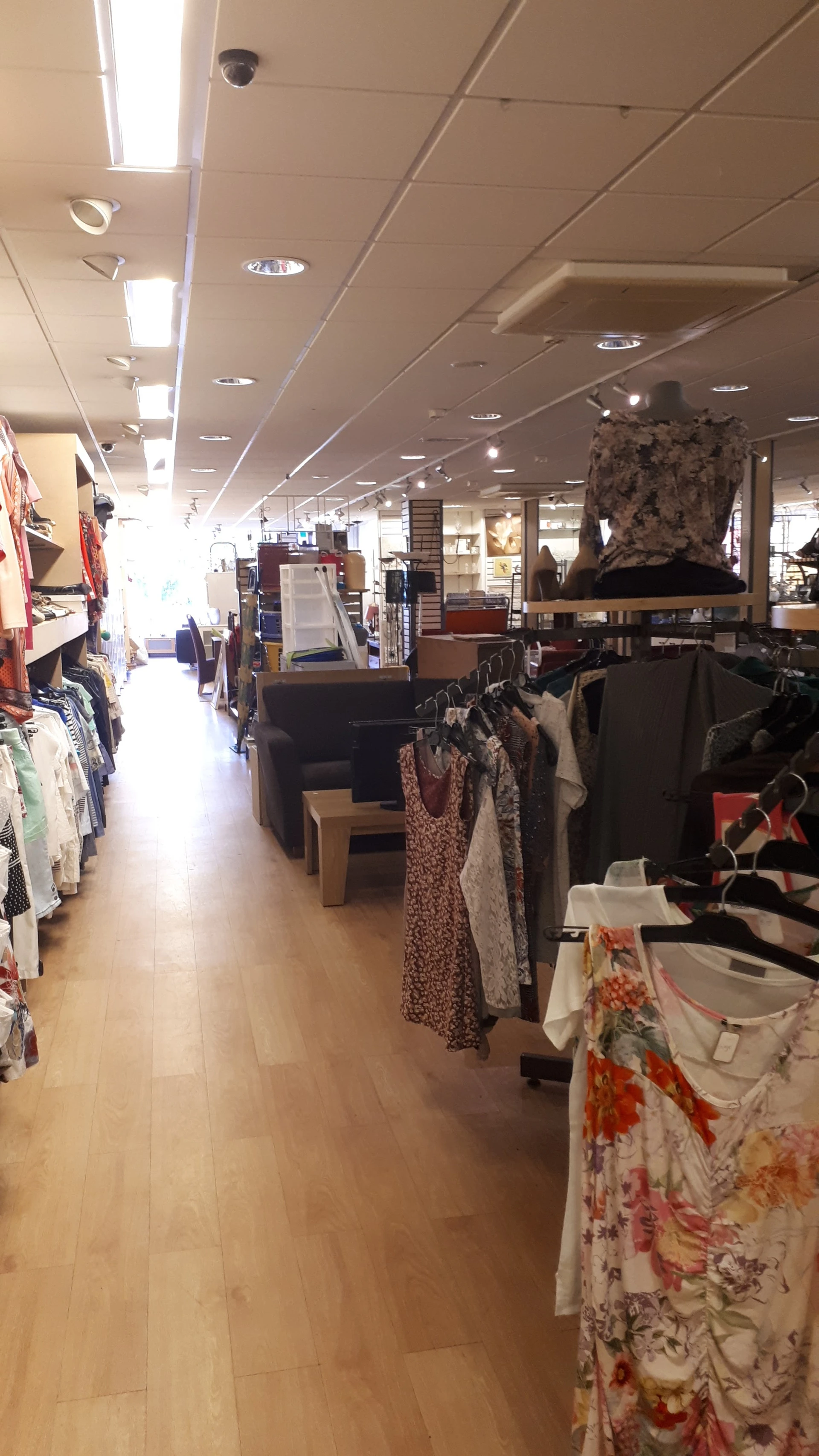 kringloopwinkel Waddinxveen in Waddinxveen met tweedehands banken, boeken en huishoudelijke apparaten