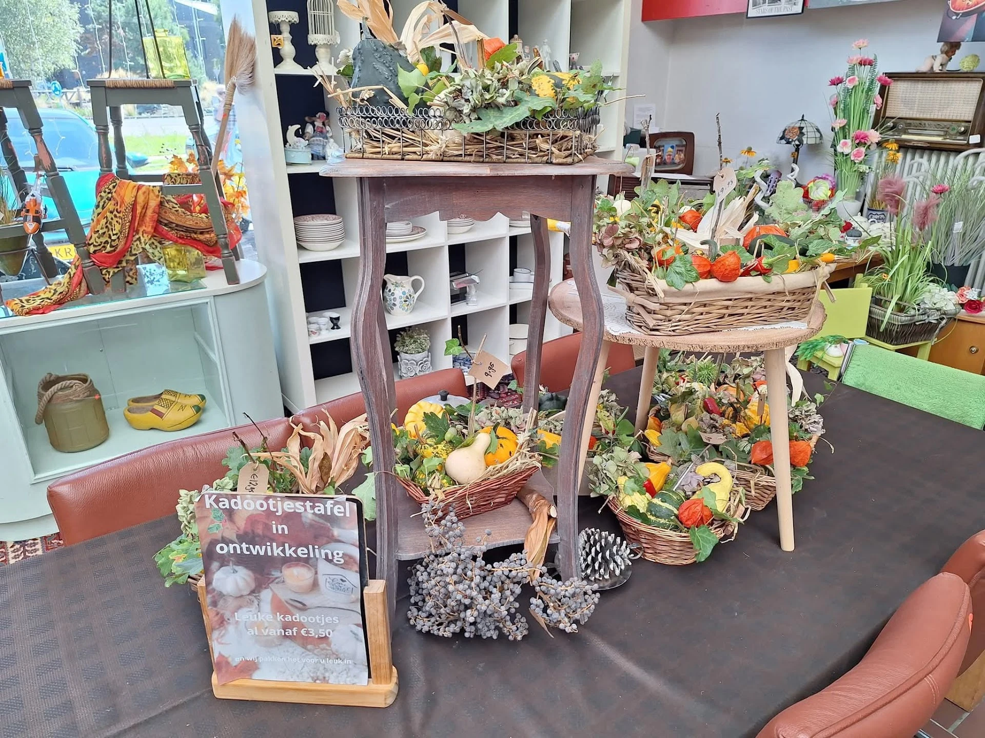 kringloopwinkel walk13 in Heythuysen met tweedehands meubels en kleding