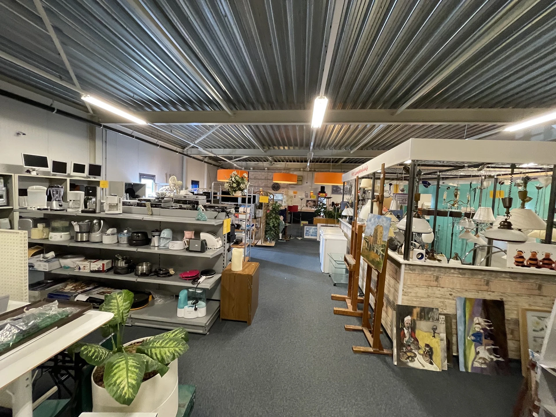 Winkelvloer met stellingen, displays en diverse tweedehandsartikelen, zoals huishoudspullen en decoraties