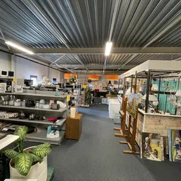 Winkelvloer met stellingen, displays en diverse tweedehandsartikelen, zoals huishoudspullen en decoraties