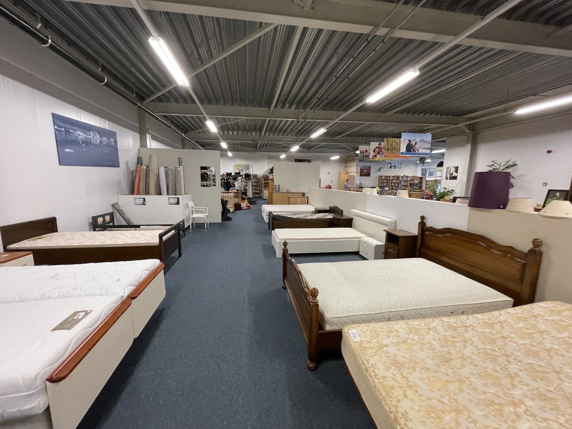 Uitgestalde matrassen en bedden in verschillende maten en stijlen in de winkel