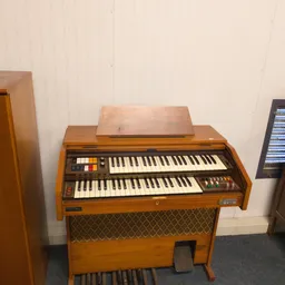 Houten elektronisch orgel met twee manualen en voetpedalen, vintage muziekinstrument
