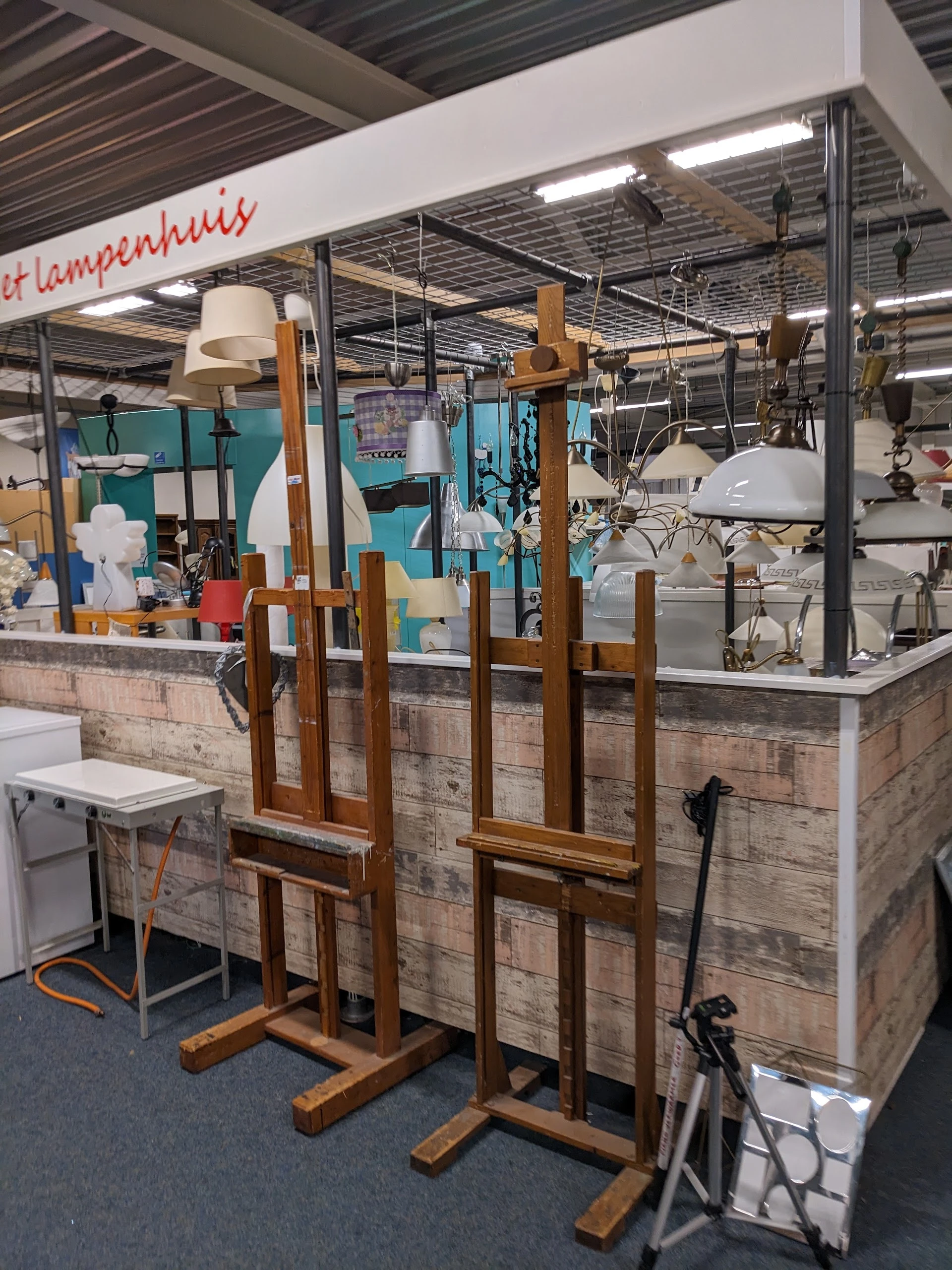 Kringloopwinkel Wedeka Veendam in Veendam met tweedehands babykleding, boeken en huishoudelijke apparaten