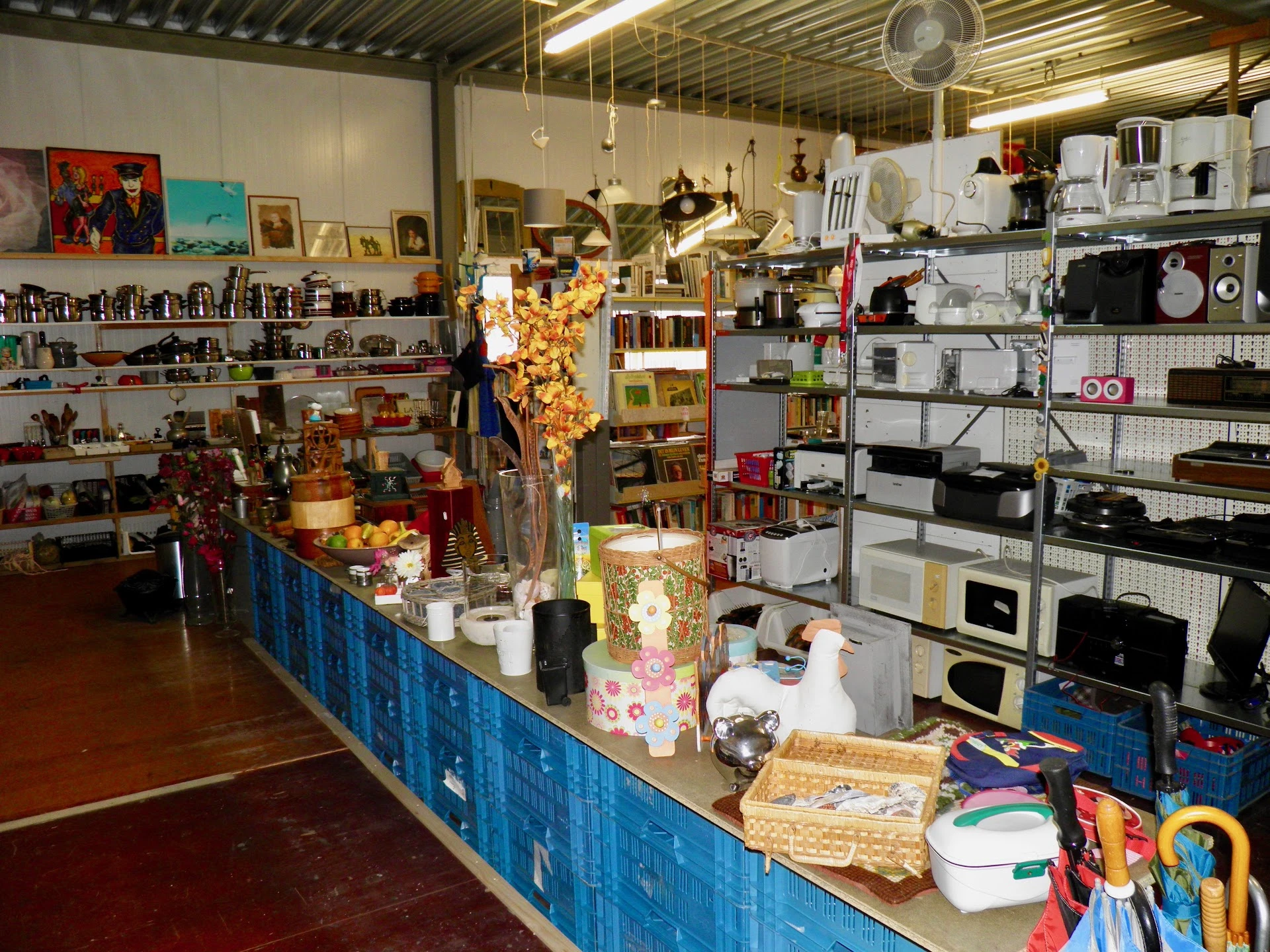 Kringloopwinkel West Aleta Singers in West-Terschelling met tweedehands boeken, huishoudelijke apparaten en kleding