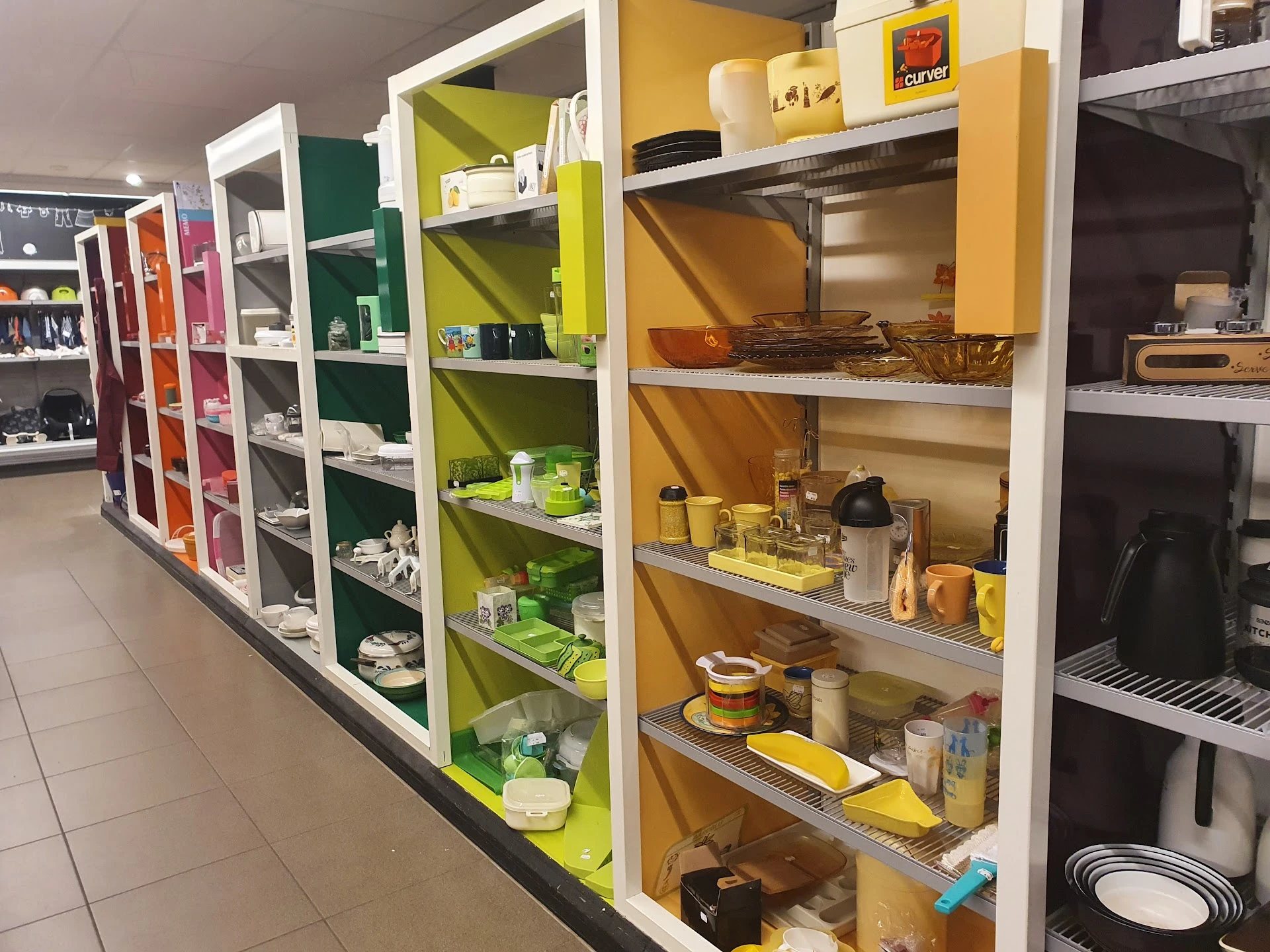 Kringloopwinkel Woord & Daad in Nieuwerkerk met tweedehands boeken, huis- en inrichting en kleding