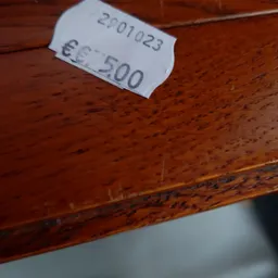 Prijskaartje op houten tafelblad met bedrag €500