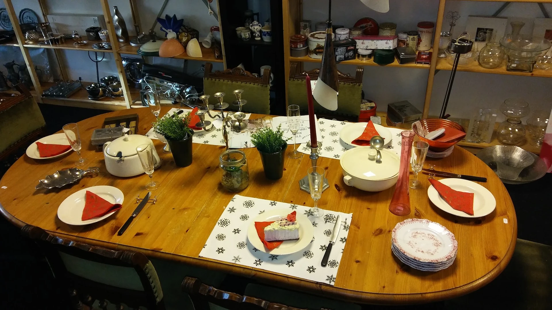 Gedekte tafel met kerststyling en servies voor een maaltijd