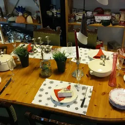 Gedekte tafel met kerststyling en servies voor een maaltijd