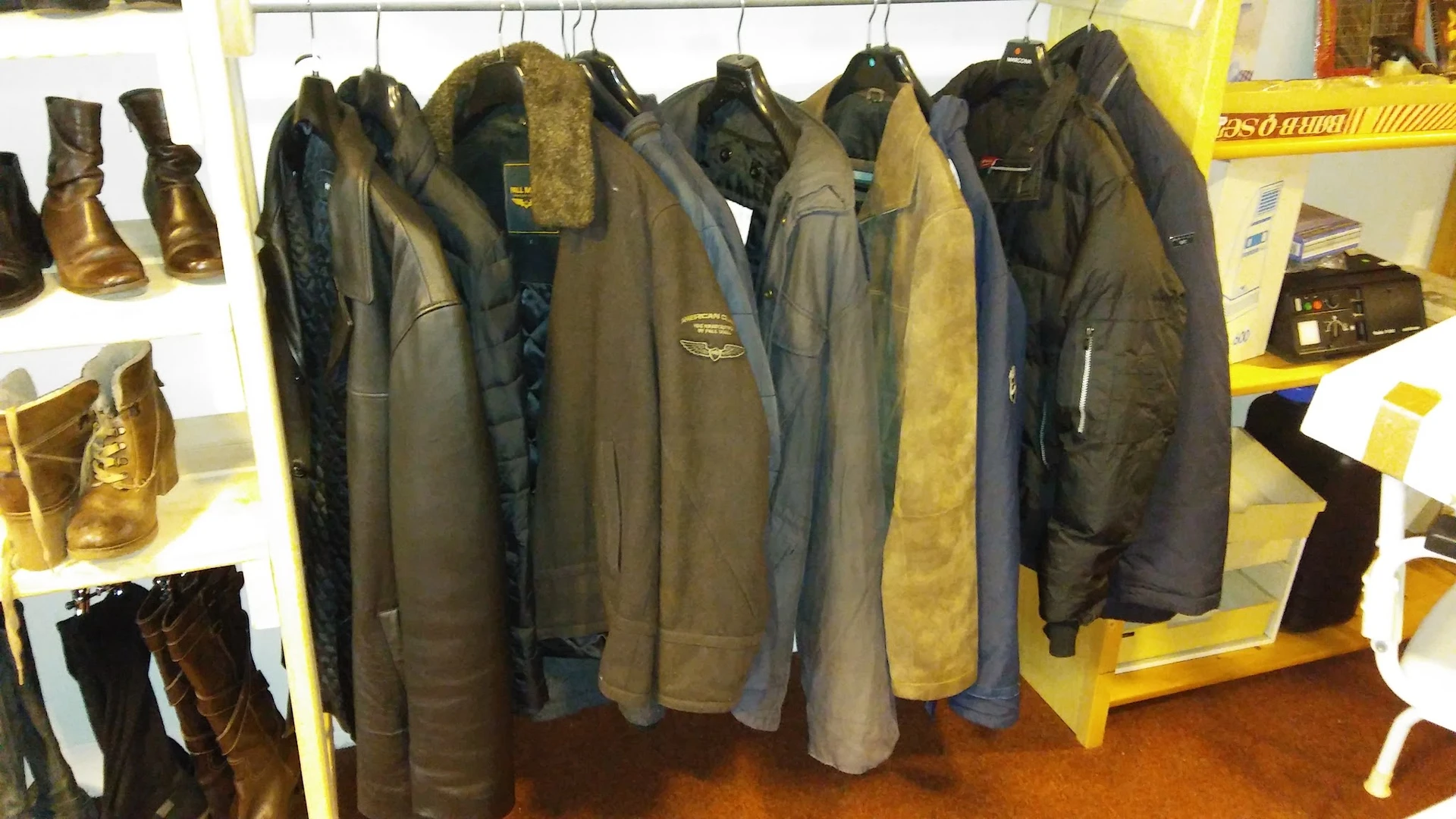 Rekken met tweedehands jassen en winterjassen in verschillende kleuren en maten