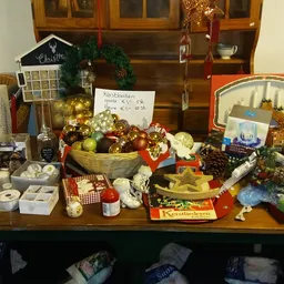 Uitgestalde kerstdecoratie en seizoensartikelen op een tafel in de winkel