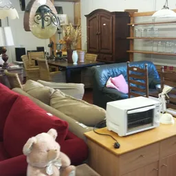 Overzicht van kringloopwinkelinterieur met meubels, huishoudelijke spullen en decoraties uitgestald