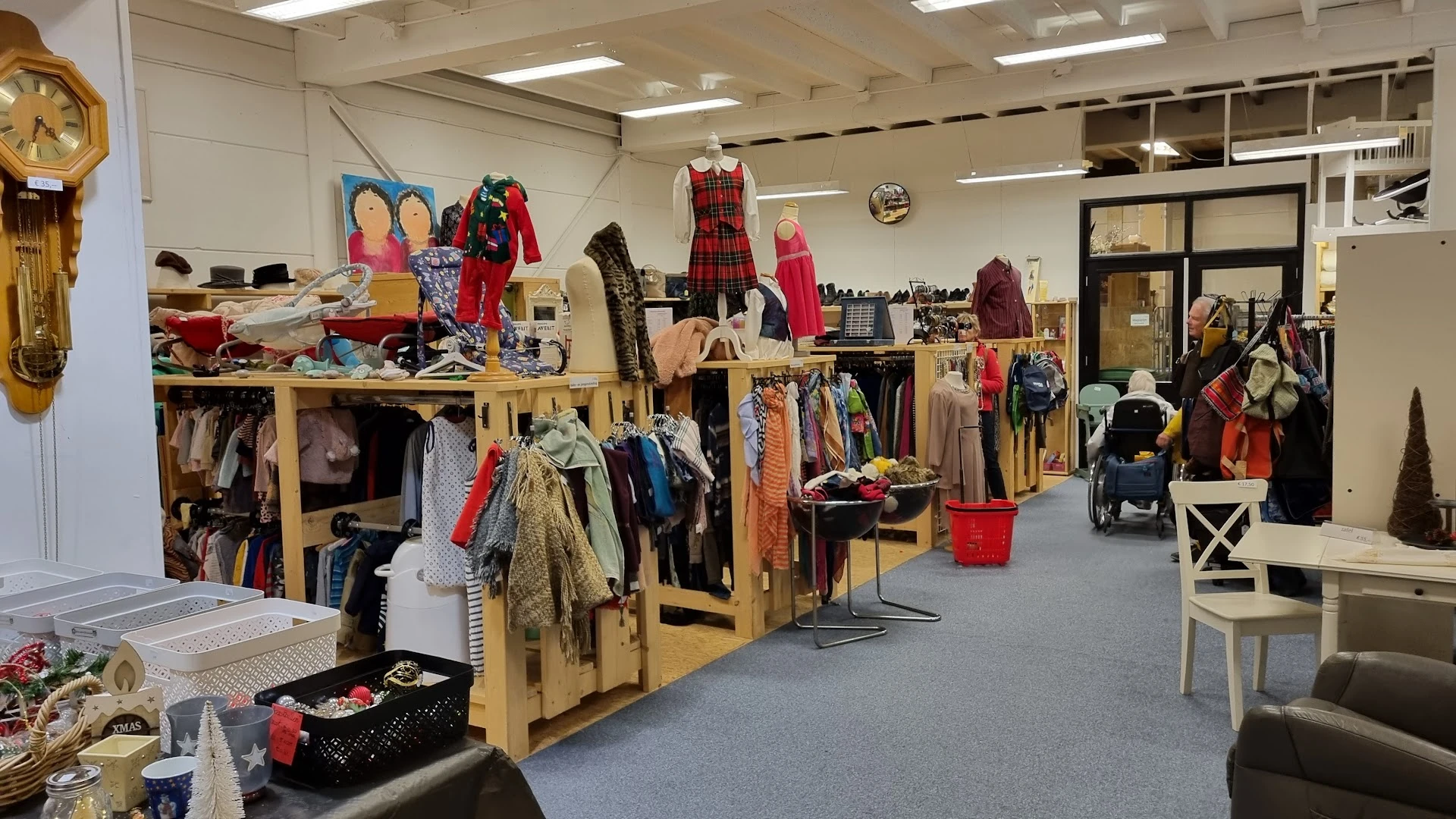 Kringloopwinkel woord en daad in Vaassen met tweedehands boeken, huishoudelijke apparaten en kleding