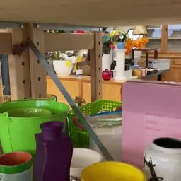 Winkelvloer met gekleurde huishoudelijke artikelen en meubilair in diverse kleuren