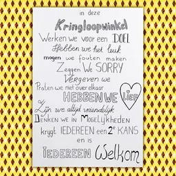 Handgeschreven tekst op wit papier met gele ruit-achtergrond, bevat een spreuk over vriendschap