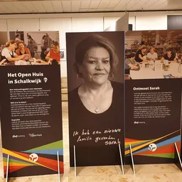 Informatieve panelen over 'Het Open Huis in Schalkwijk' en portretfoto met handgeschreven boodschap van Sarah