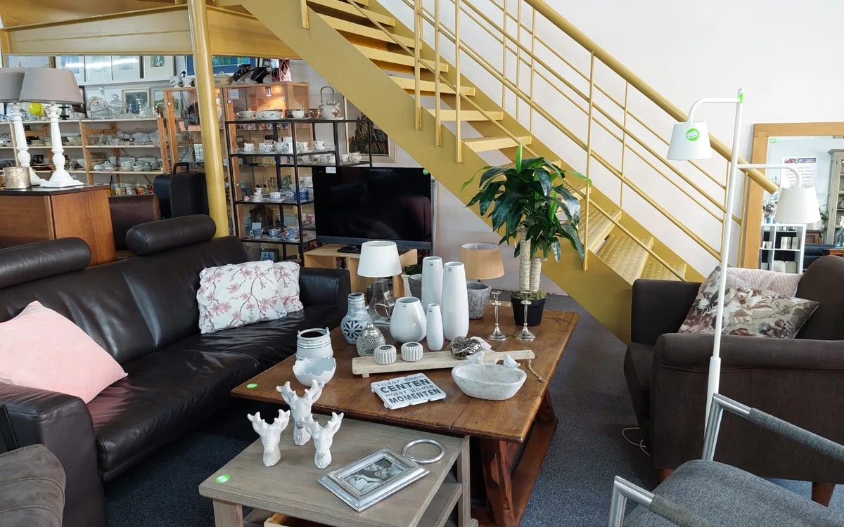 Kringloopwinkel woord&daad in Lisse met tweedehands meubels en kleding