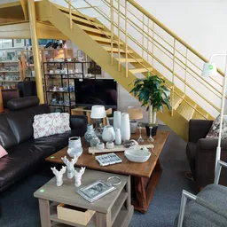 Kringloopwinkel woord&daad in Lisse met tweedehands meubels en kleding