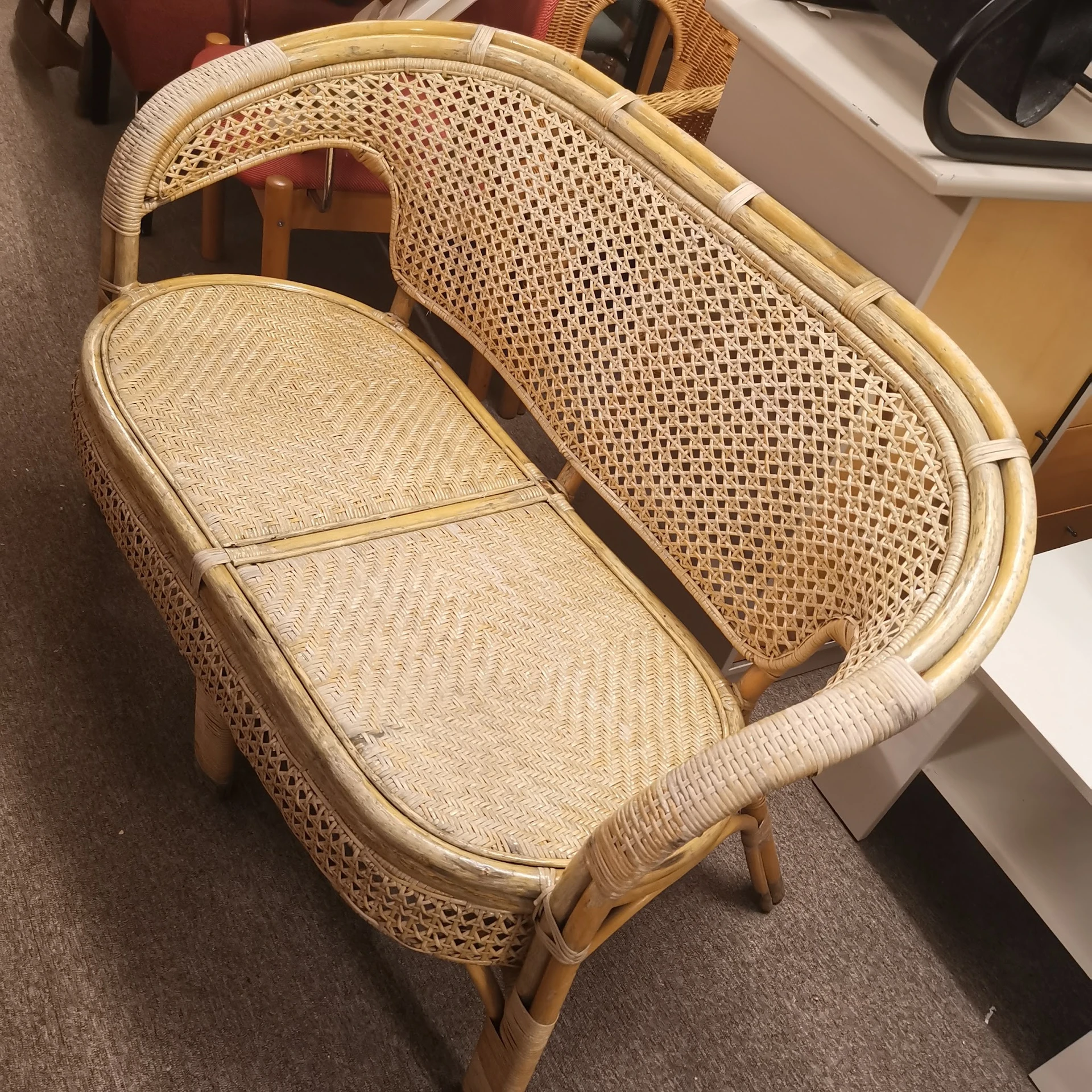 Tweedehands rotan/rieten fauteuil met houten armleuningen en beige kussen