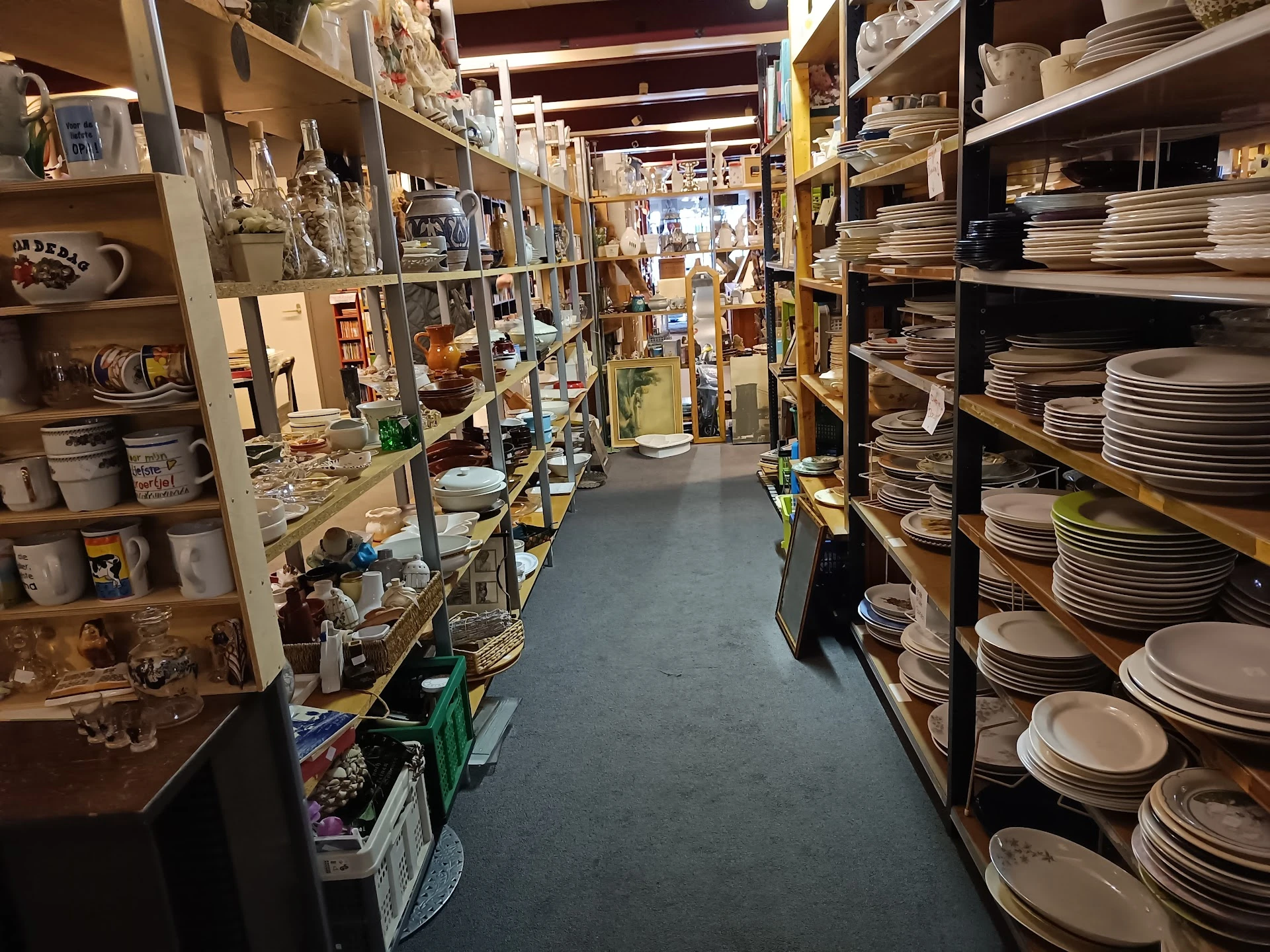 Kringloopwinkel Zaanstreek in Zaandam met tweedehands boeken, keukengerei en kleding