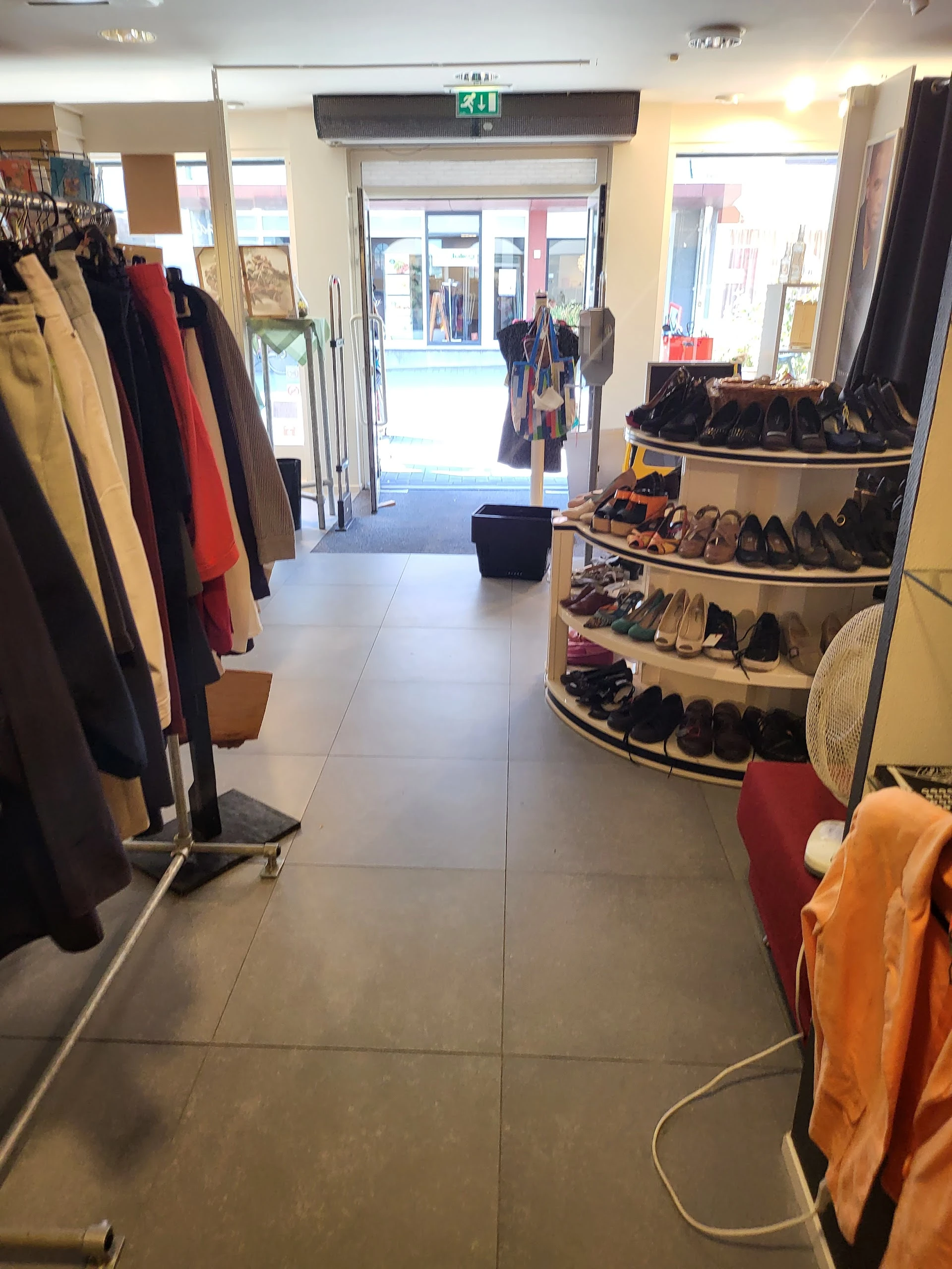 Kringloopwinkel Zeeuwse Gronden in Terneuzen met tweedehands boeken, dvds en kleding