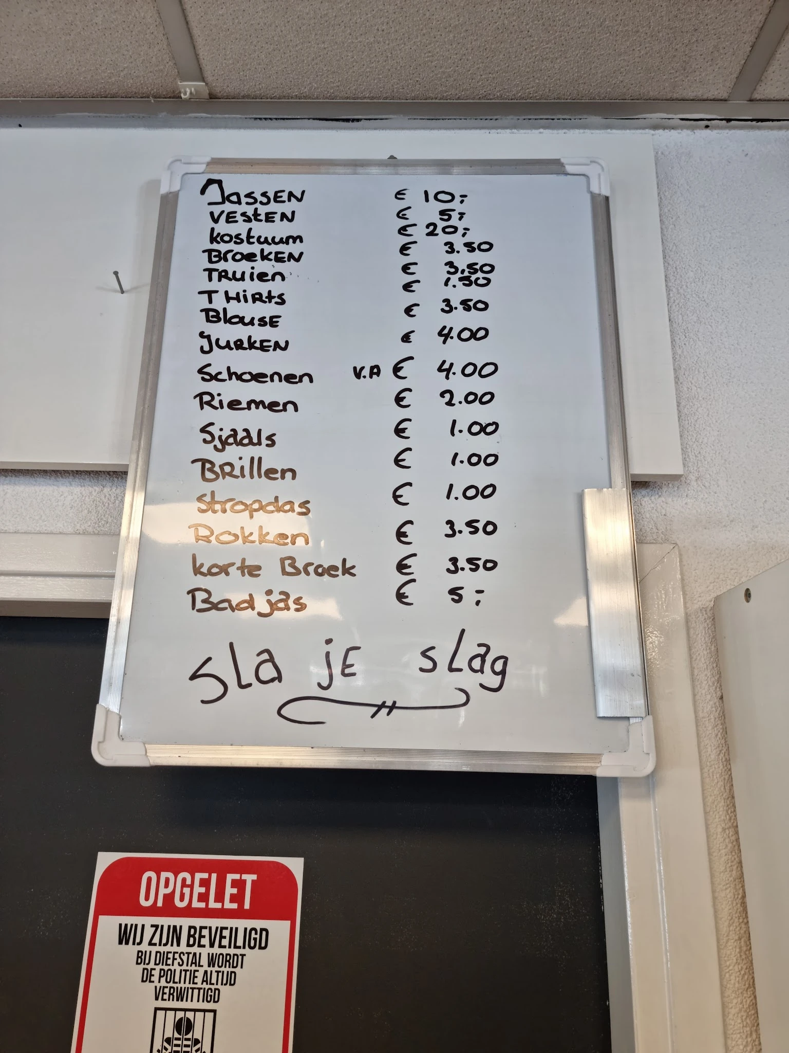 Handgeschreven menukaart met Nederlandse gerechten en prijzen in euro's