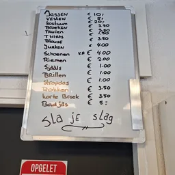 Handgeschreven menukaart met Nederlandse gerechten en prijzen in euro's