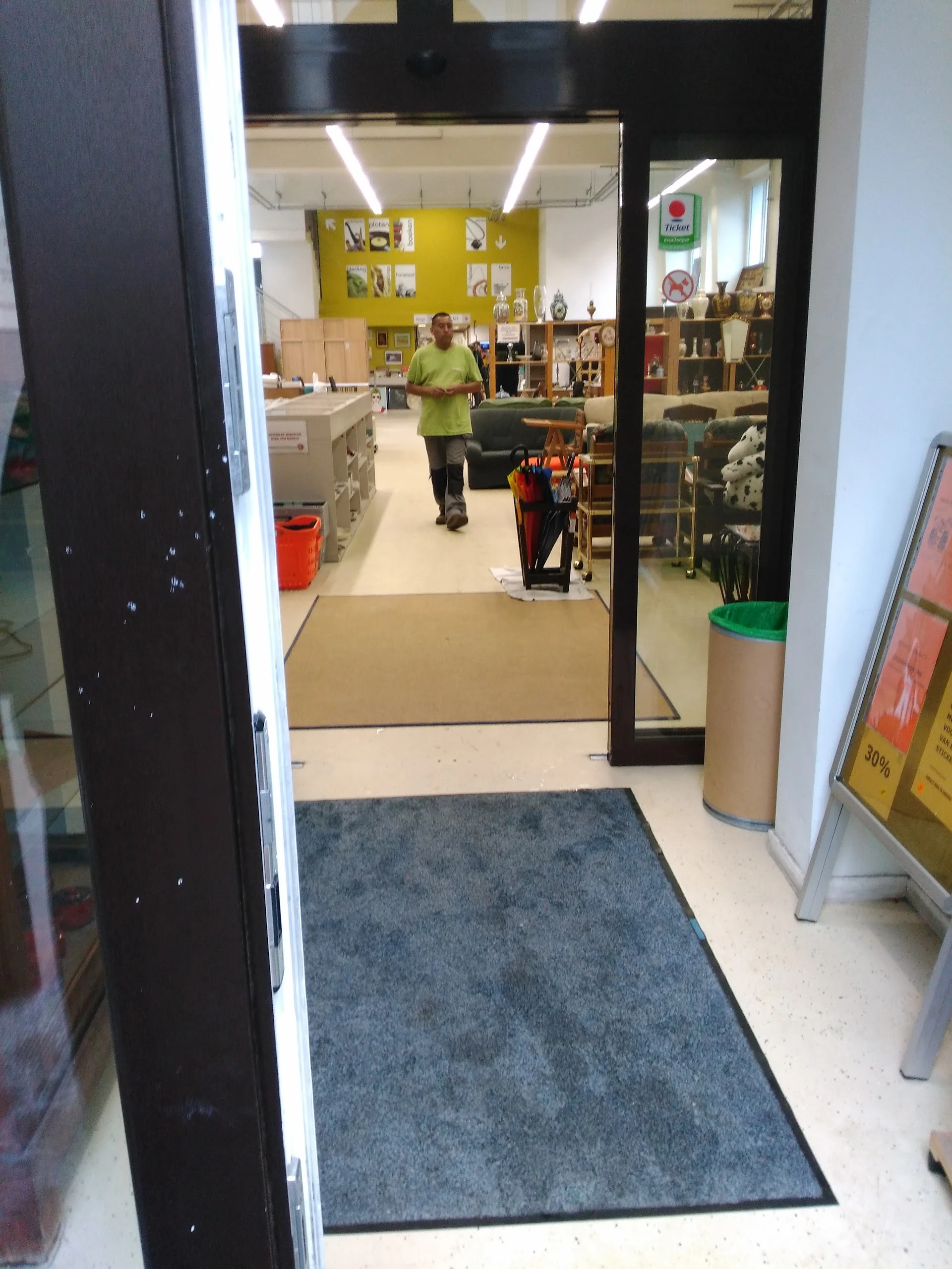 Kringwinkel Aarschot in Aarschot met tweedehands meubels en kleding