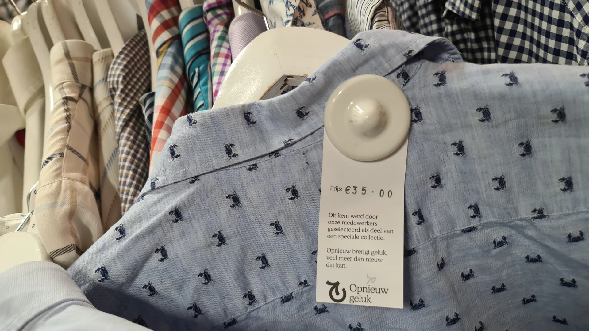 Blauwe beddengoedset met patroon en prijskaartje van 35 euro