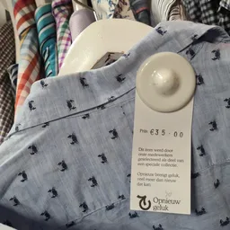 Blauwe beddengoedset met patroon en prijskaartje van 35 euro