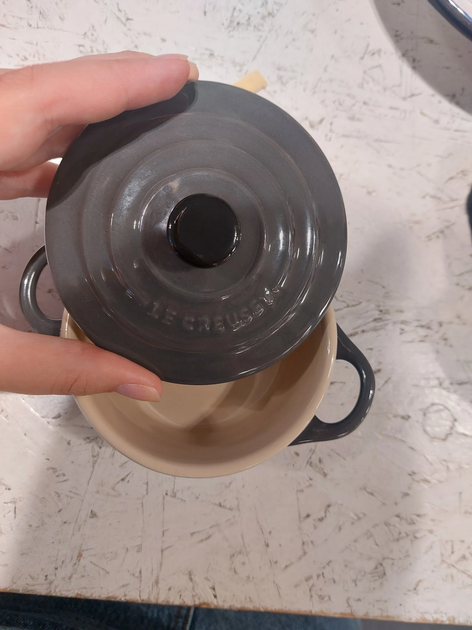 Grijze gietijzeren braadpan met deksel, close-up van bovenaf