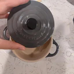 Grijze gietijzeren braadpan met deksel, close-up van bovenaf